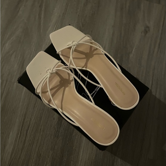 Pretty little thing white toe thong low heel cake stand mules,size 8,white - Picture 2 of 5